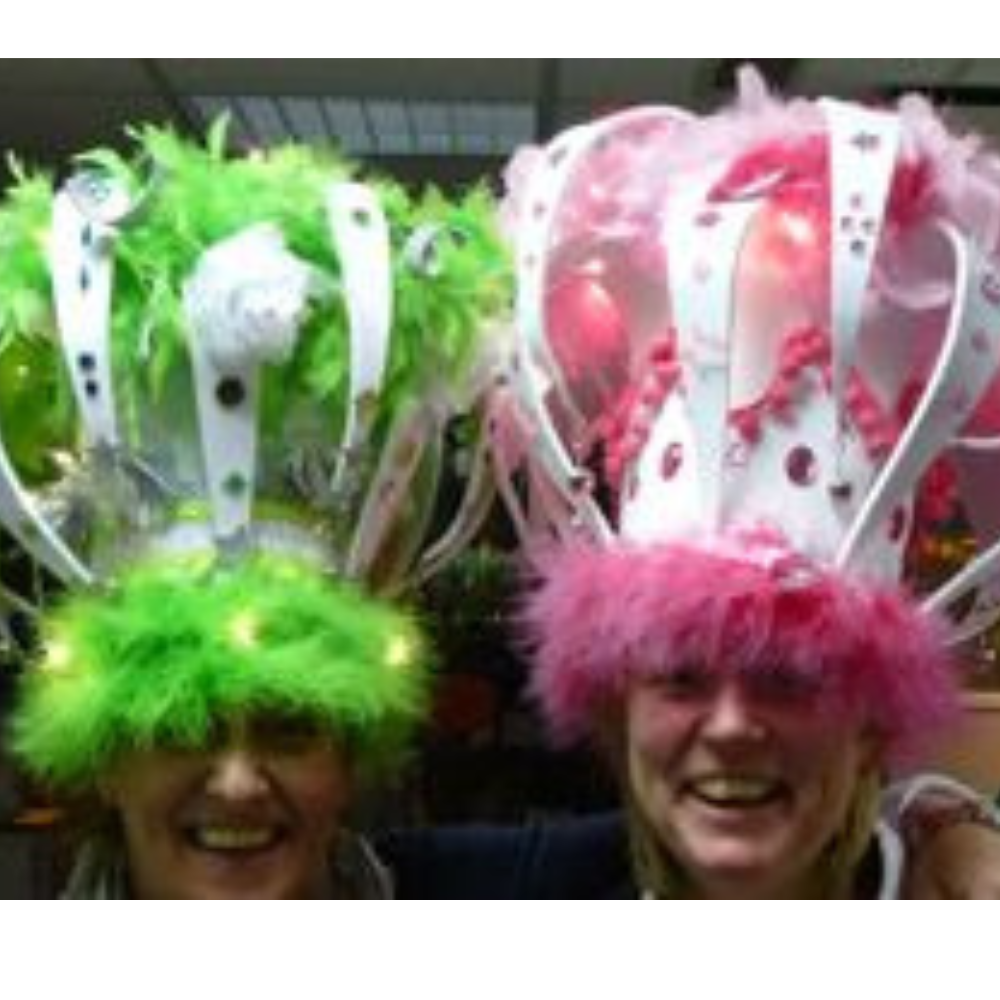 Feestelijke foamkroon met lichtjes en strass